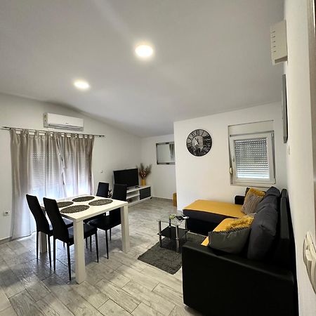 Apartman Nela Daire Kaštel Sućurac Dış mekan fotoğraf